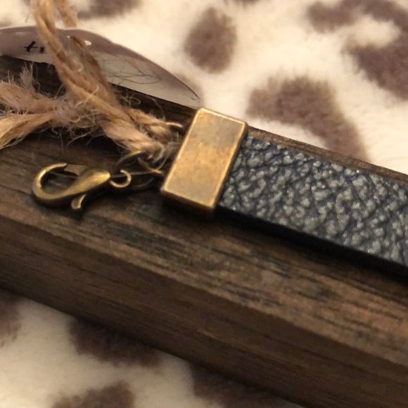 Blue Druzy Cabochon on PU Leather Band Bracelet - Picture 3 of 8